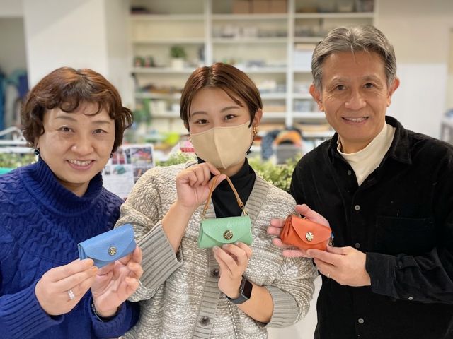 新店舗で作るファスピクポーチ コイン、チケットを収納、カードも2枚ほど入るとってもカワイイ便利なポーチです。 ストラップ(別売)を付ければミニバッグ