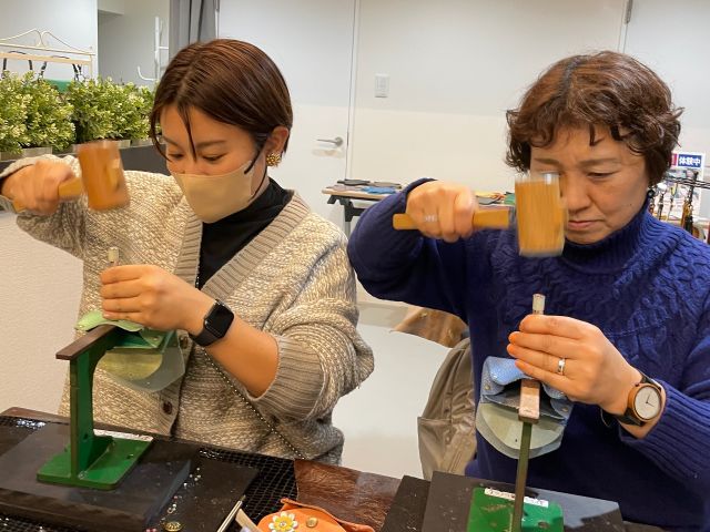 懐かしい! 学校の椅子で楽しむトントンクラフト体験  手のひらサイズのポーチです