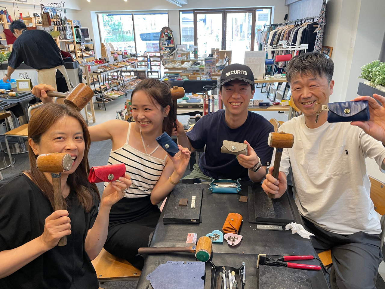 たくさんの表情豊かな牛革からチョイスして、ハンディーポーチを作ります