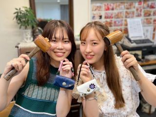 数多くの牛革から選びます。 オプションでストラップ、デザイン釦やモチーフをチョイスして出来上がり!