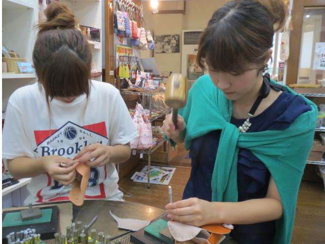 たくさんの牛革からとっておきを選び、折り紙をするようにたたんでカシメるだけ