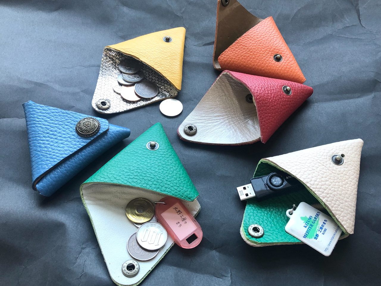 出し入れ2か所、自由な小物ケースです。とっても簡単、折りたたんでトントンたたくだけで誰でもできるプリティーアイテム