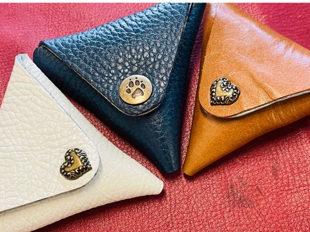 トライアングルのコインケース 裏の革も選べてツートーンコーディネートをお楽しみください