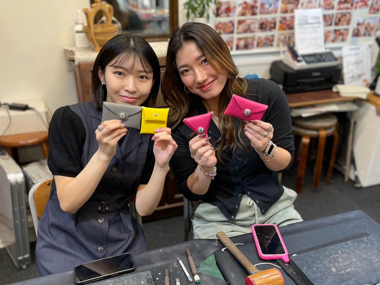 2か所から出し入れできる2枚張り合わせて、しっかりしたコインケースに デザインボタンもGOOD!