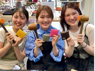 上質な牛革レザーをカラフルに展開しています。マイカラーをお選びください