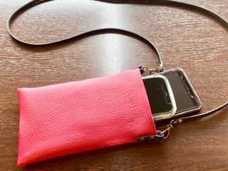 手帳型カバーを付けたスマホでも入るサイズ 縫うのでなく組んで作るユニークなポシェットです