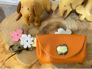 上質な牛革レザーをカラフルに展開しています。可愛いミニポーチをお作りください♪