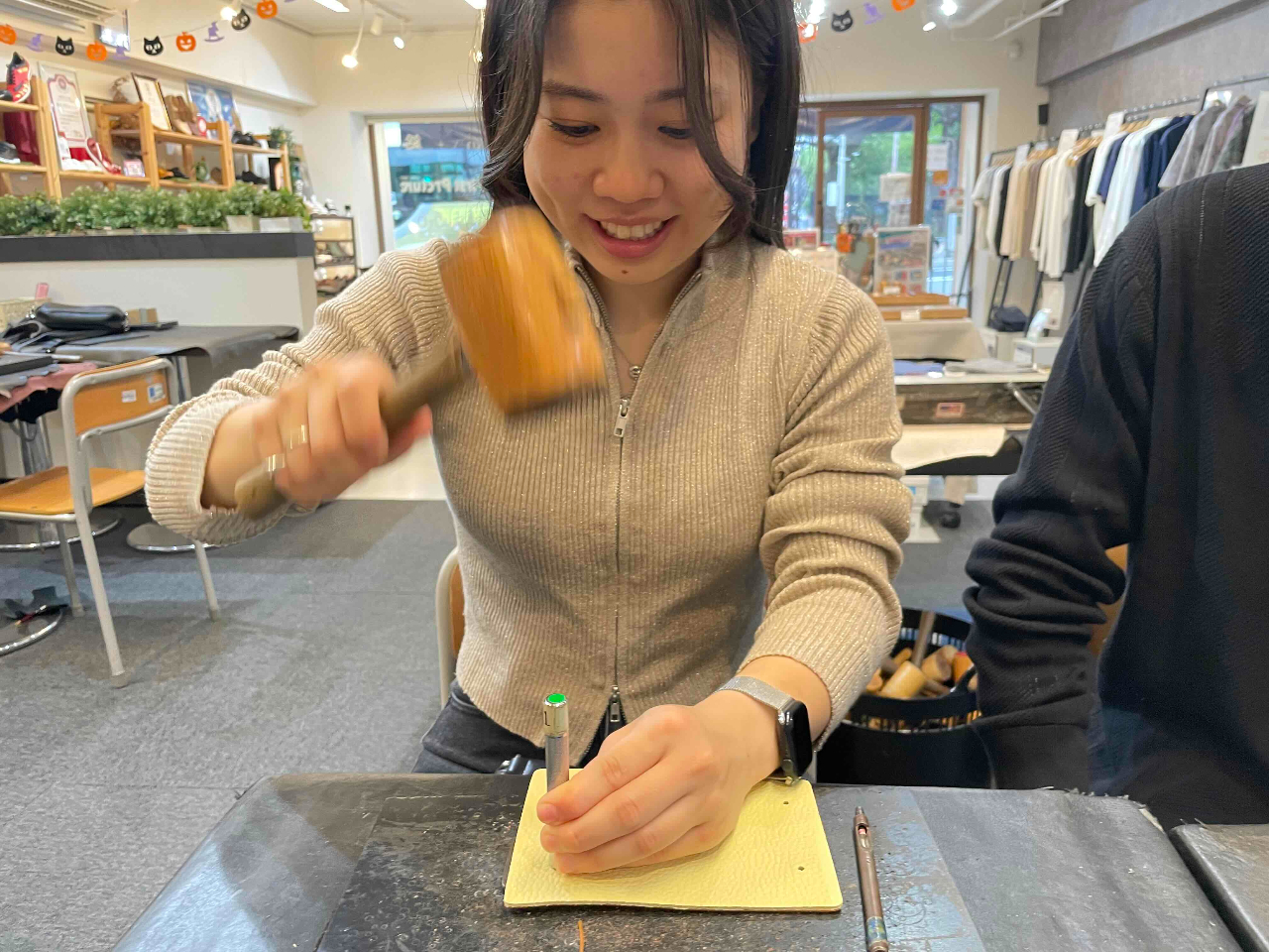 新店舗は、北野工房のまちの向かえ、青いテントが目印です 楽しくレザークラフトができます!