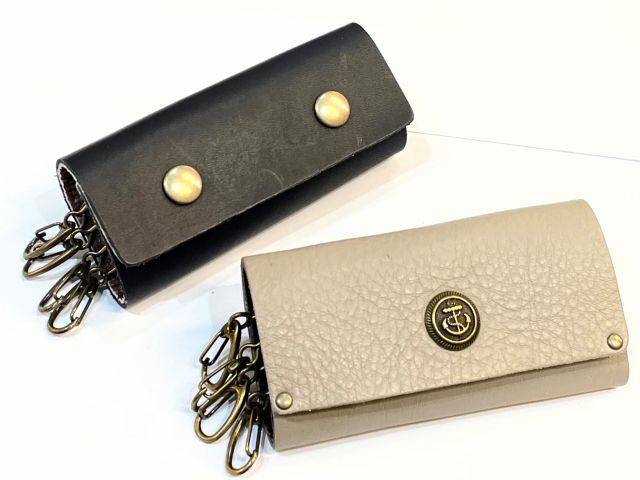 ダブルボタンと、かわいいデザインのシングルボタンのタイプがあります。 店でチョイスしてください 他に飾りカシメも数種類ありますのでカスタムメイドに利用して下さい