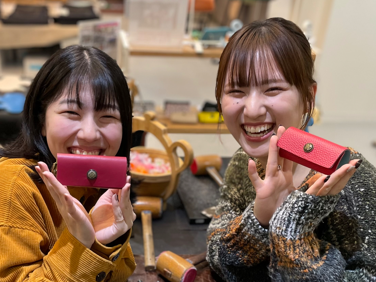 シングルボタンのお揃いの革、裏の革は違います