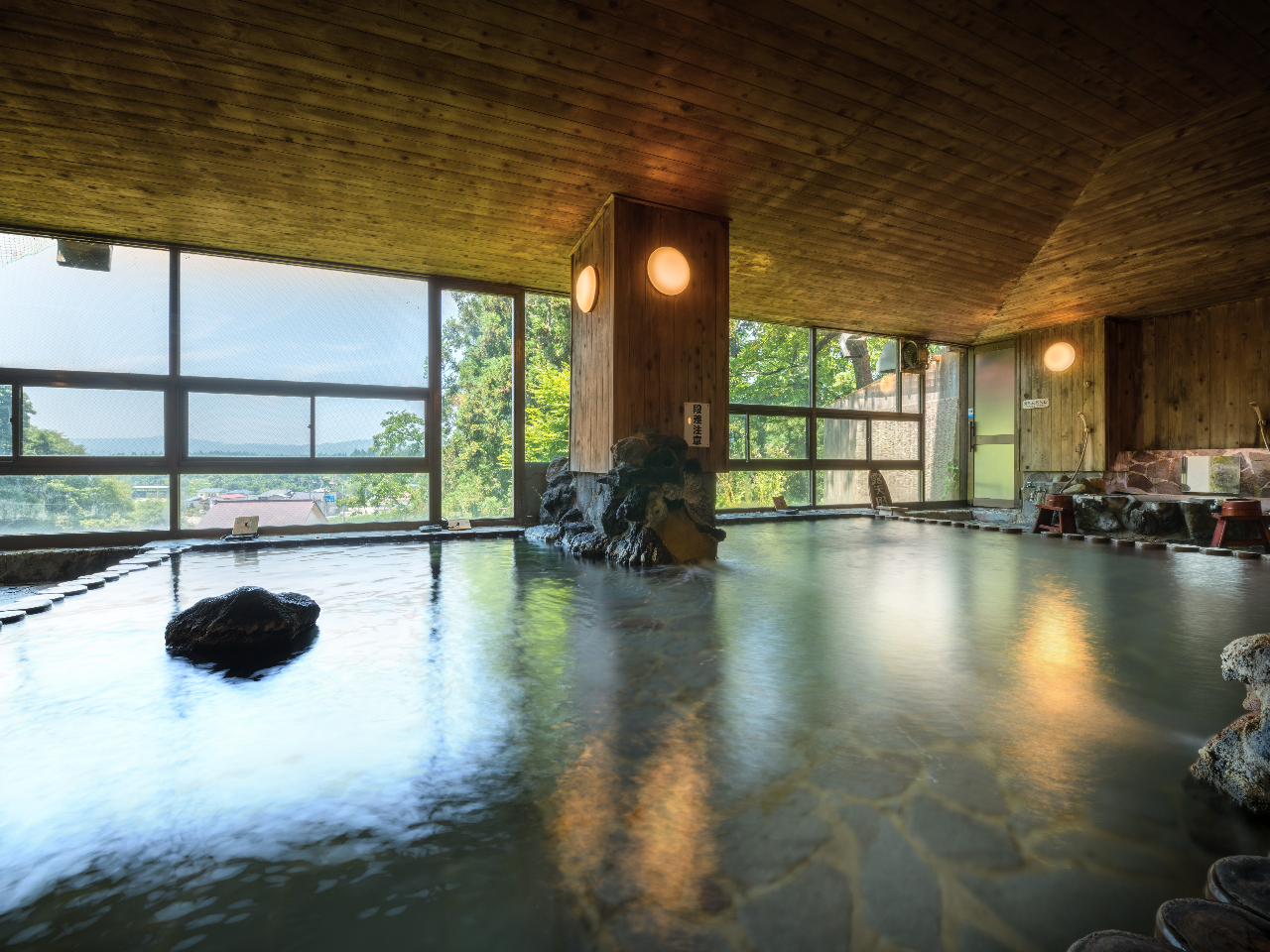 趣のある広々とした桧風呂