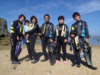 おじ〜もおば〜もみんな一緒に海遊びです♪