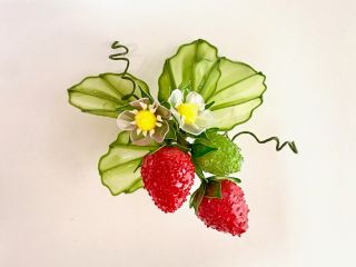 ダイヤビーズを使った、つぶつぶ感が可愛いイチゴです!