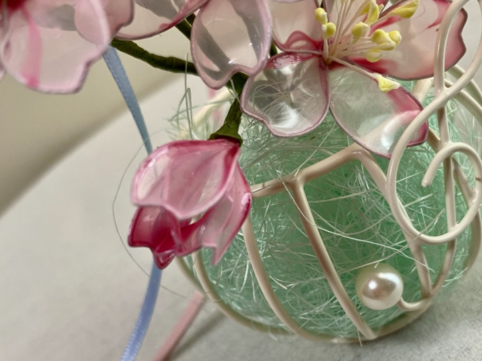 1輪だけ、中開きを添えて可愛いアレンジに!