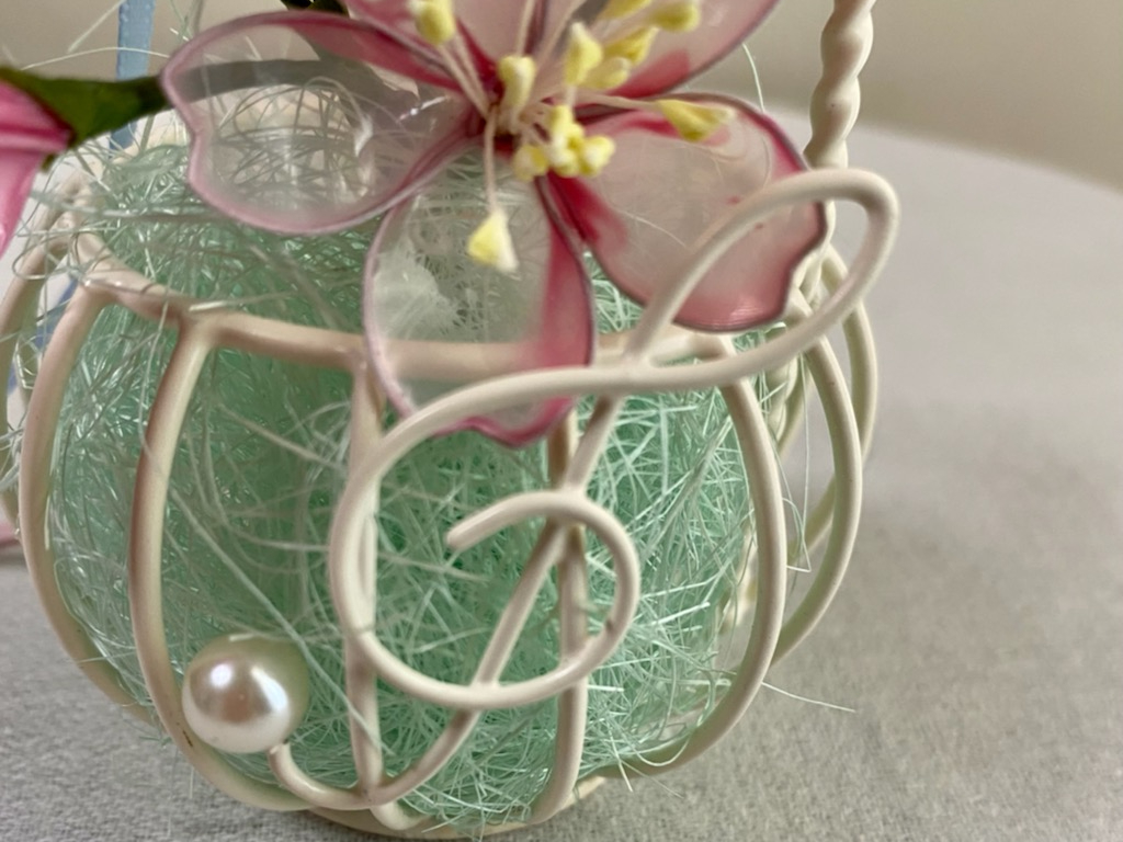 ト音記号の付いた、ふっくらと丸いアイアンポットです。