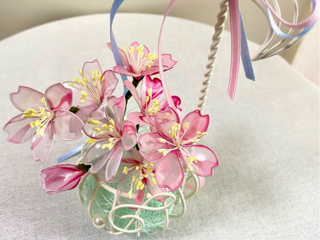 一番人気の”桜”ディップアート。可愛いト音記号の付いたアイアンポットに、開花を7輪、中開きを1輪アレンジします。