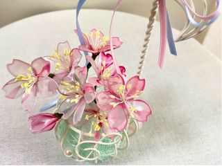 一番人気の”桜”ディップアート。可愛いト音記号の付いたアイアンポットに、開花を7輪、中開きを1輪アレンジします。