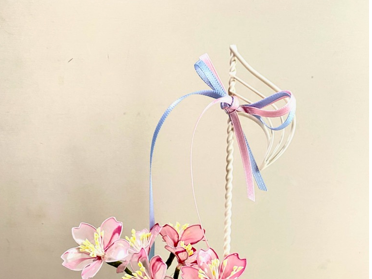 リボンを2色選んで、ワイヤーで留めます。裾まで流れるリボンがポイントです!!