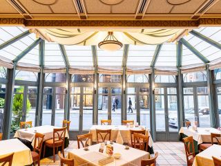 開放的な店内で過ごす憩いの人とひととき