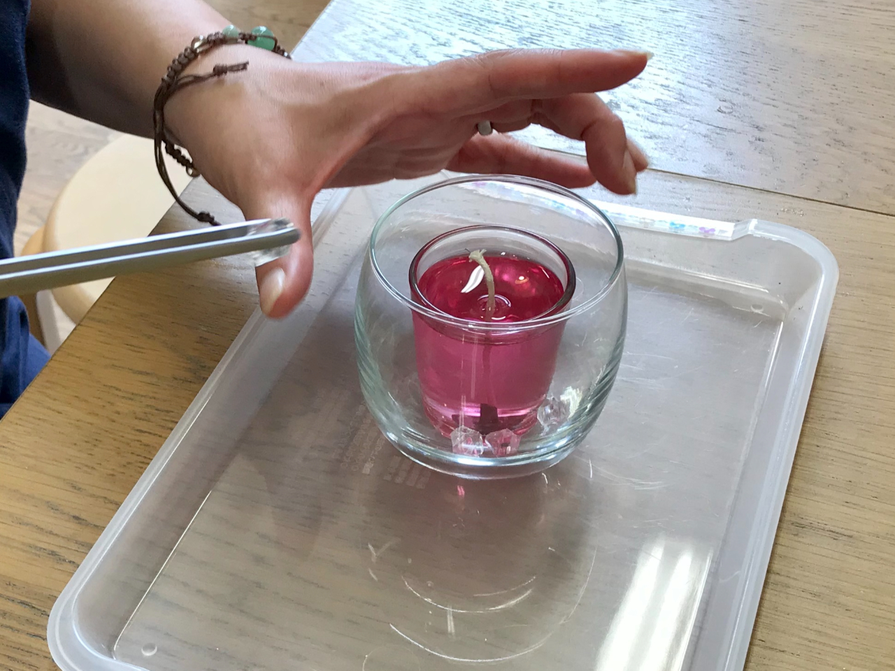 中心のアロマキャンドルはクリア、レッド、ブルーから選べます。