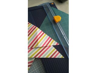 製作工程@まずは専用のカッター類でペーパーを様々なカタチにしていきます。