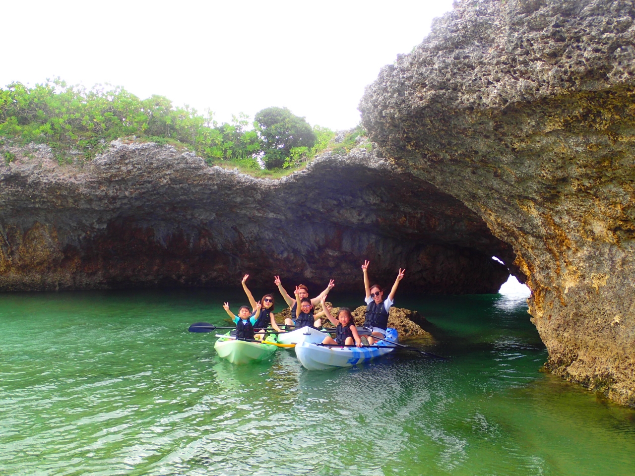 タイミングがあえば岩のトンネルを通って遊んだりもできます。