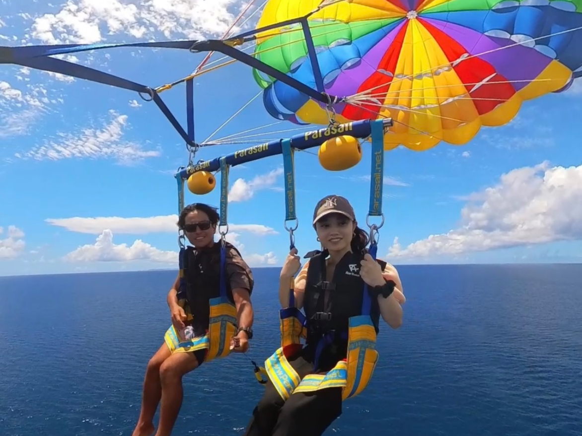 カラフルなパラシュートと絶景の空と海