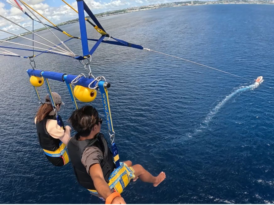 空から見る透明度抜群の海と『ちゅら号』