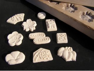 和三盆発祥の地東かがわ市。永い歴史と伝統に彩られた和三盆を実際の職人が使用する木型を使用し、型抜き体験ができます。