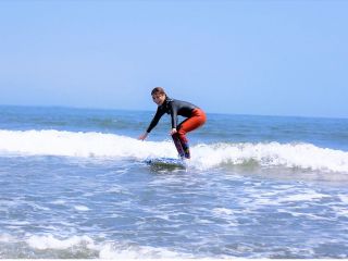 初めてのサーフィンでも安心安全!乗りやすいポイントにて波乗りします