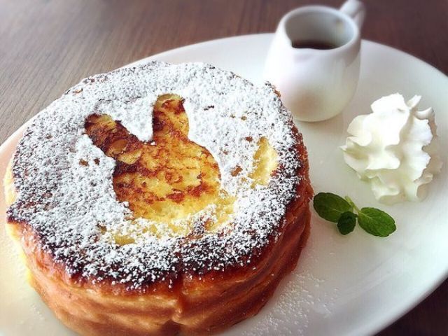 かわいいうさぎたちを見ながら自家製フレンチトースト。お食事にも強くこだわっているカフェです。