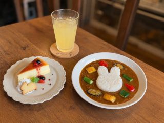 かわいいうさぎたちを見ながらお食事を。お料理もこだわっているカフェです。