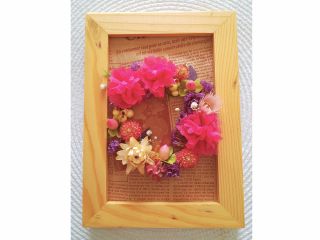 フレーム・合わせる花材は画像と多少異なります。カーネーションの色に合う花材をご準備します。