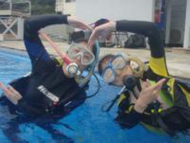 1日目はプールで安心、安全に講習します。自信がついたら2日目は海へ!