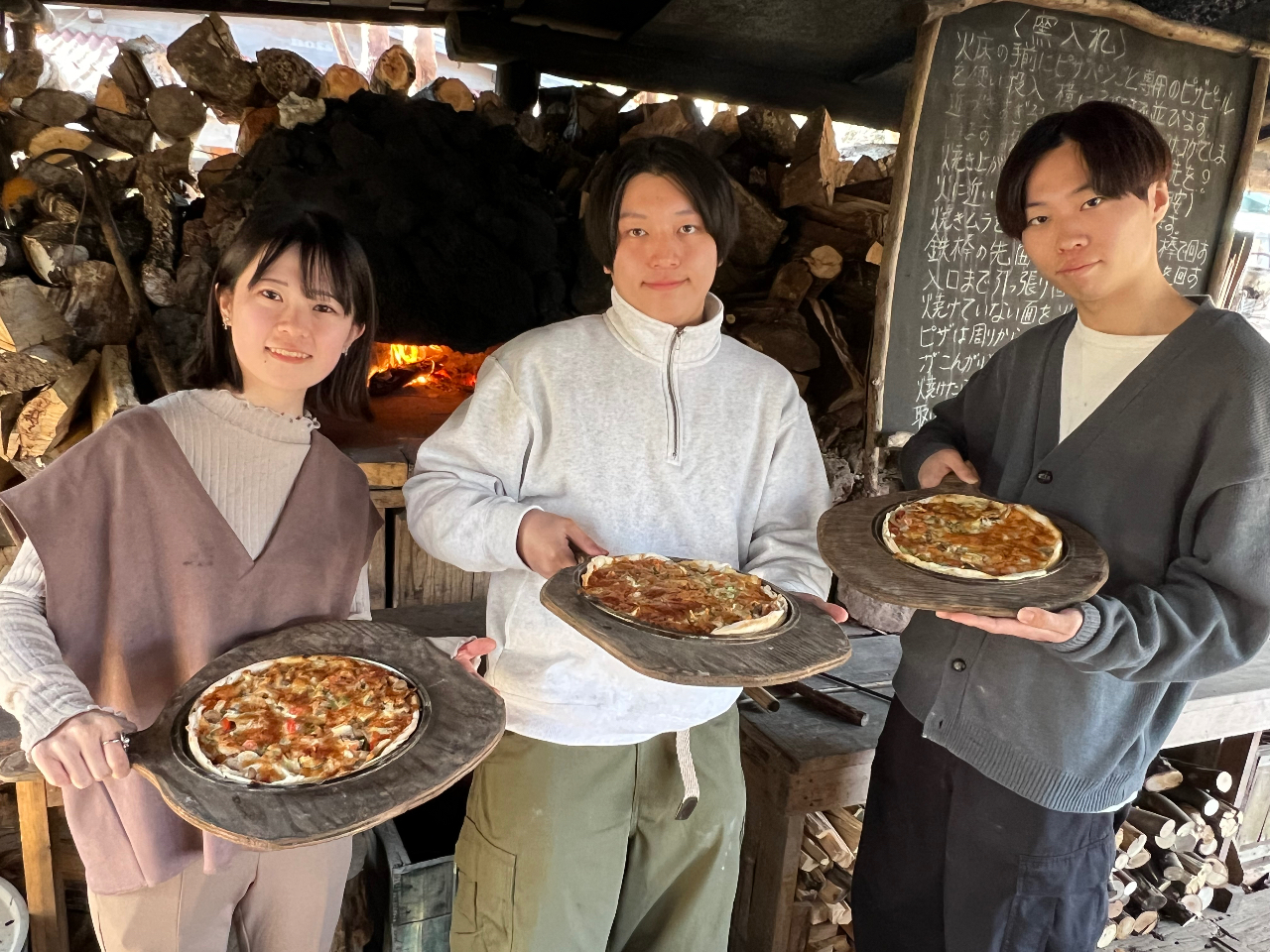 生地から伸ばす本格体験。トッピングは用意しますが持込自由!最後は約400度の石窯で3〜4分。アツアツピザの出来上がり。木陰の中涼しい中で爽やか体験。