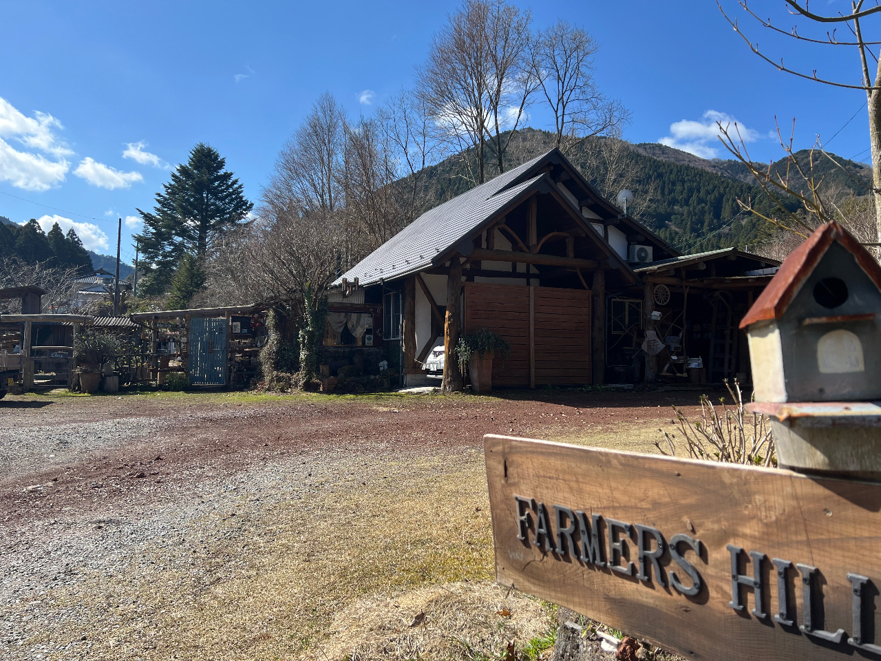 国道414号線天城越えの途中。浄蓮の滝に程近い場所にあります。ログハウス風の建物が目印