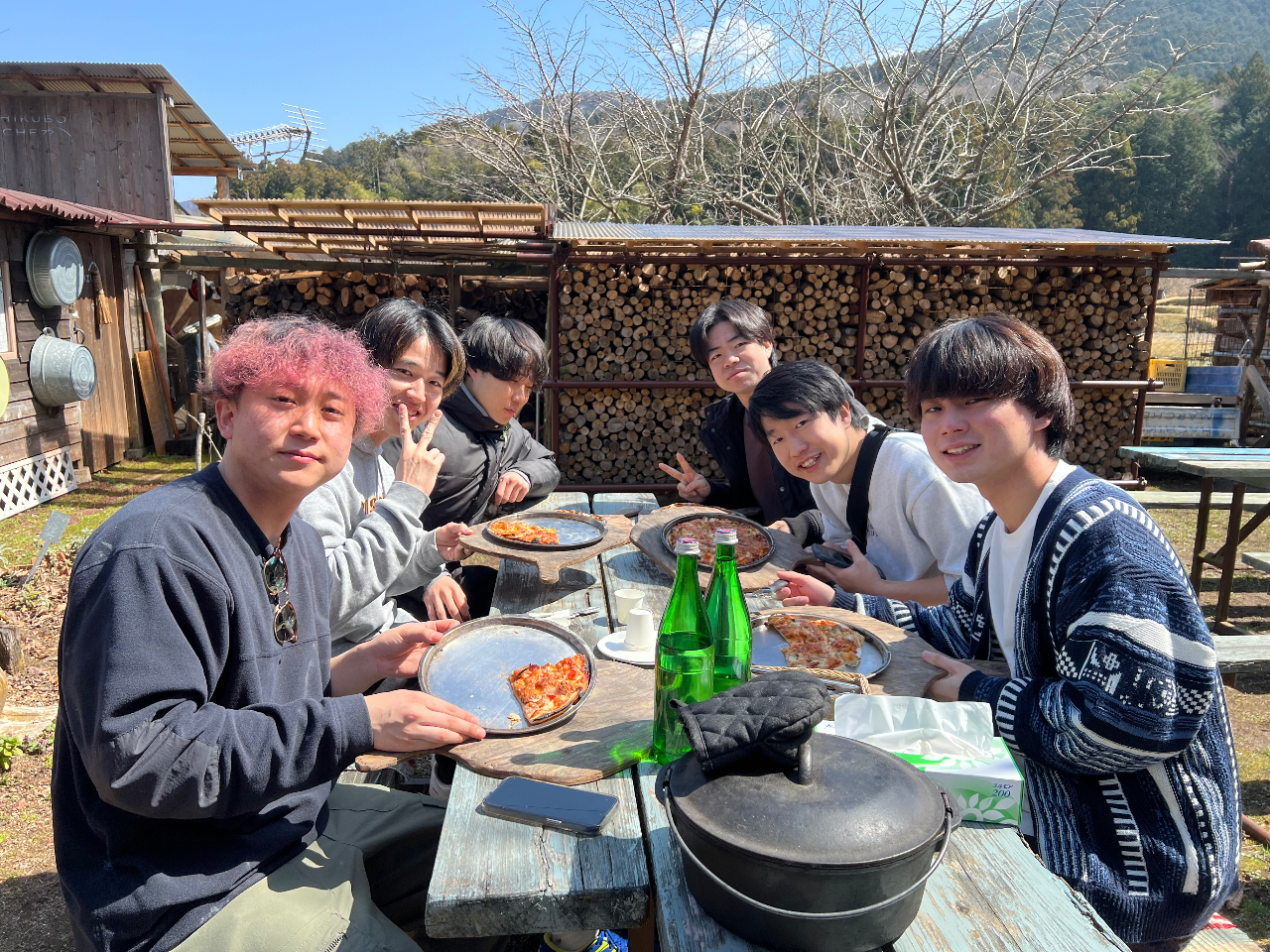 南向きの面した体験場は冬暖かく、夏は木漏れ日の中気持ちよくお過ごしできます。屋根付き体験場なので雨の日も安心。