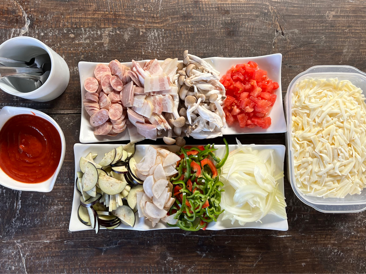 トッピングは8品。自家製ベーコンや畑で採れた新鮮野菜など。チーズもこだわりモッツァレラチーズ他ブレンドされた厳選チーズ。