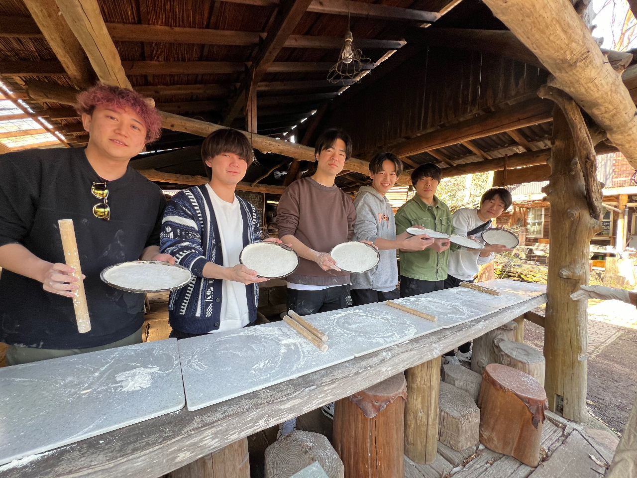 先ずは生地伸ばし。予め発酵済みの国産小麦粉を木の棒を使って約30cmの大きさに伸ばします。なかなかうまく伸びませんが頑張って下さい。