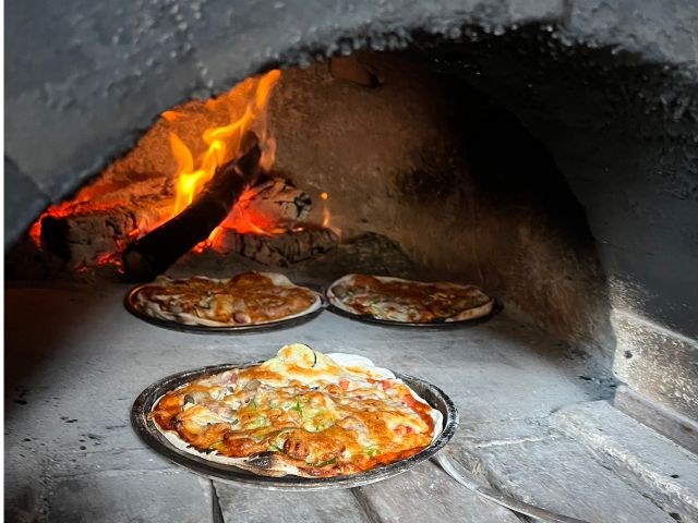 溶岩でできた石窯は約300〜400℃。約4分で焼き上がります。