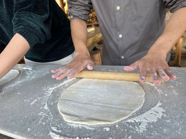 大理石の板に小麦粉を挽き木の棒で薄く伸ばします。自信のある方は手で伸ばしても構いません!生地伸ばしの次はトッピング