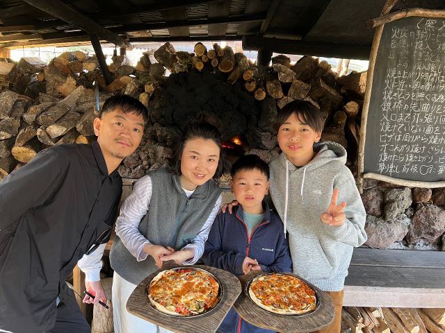 アツアツピザの焼き上がり!寒さも吹き飛ぶくらい美味しいピザ。お一人一枚 生地から伸ばしトッピングして石窯へ