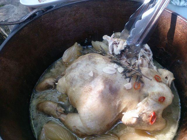 若鶏のダッチオーブン料理。約3時間弱火でゆっくり蒸した究極のスローフード。6名様以上の特典でサービス中!このプランは5名様以下で体験可能。