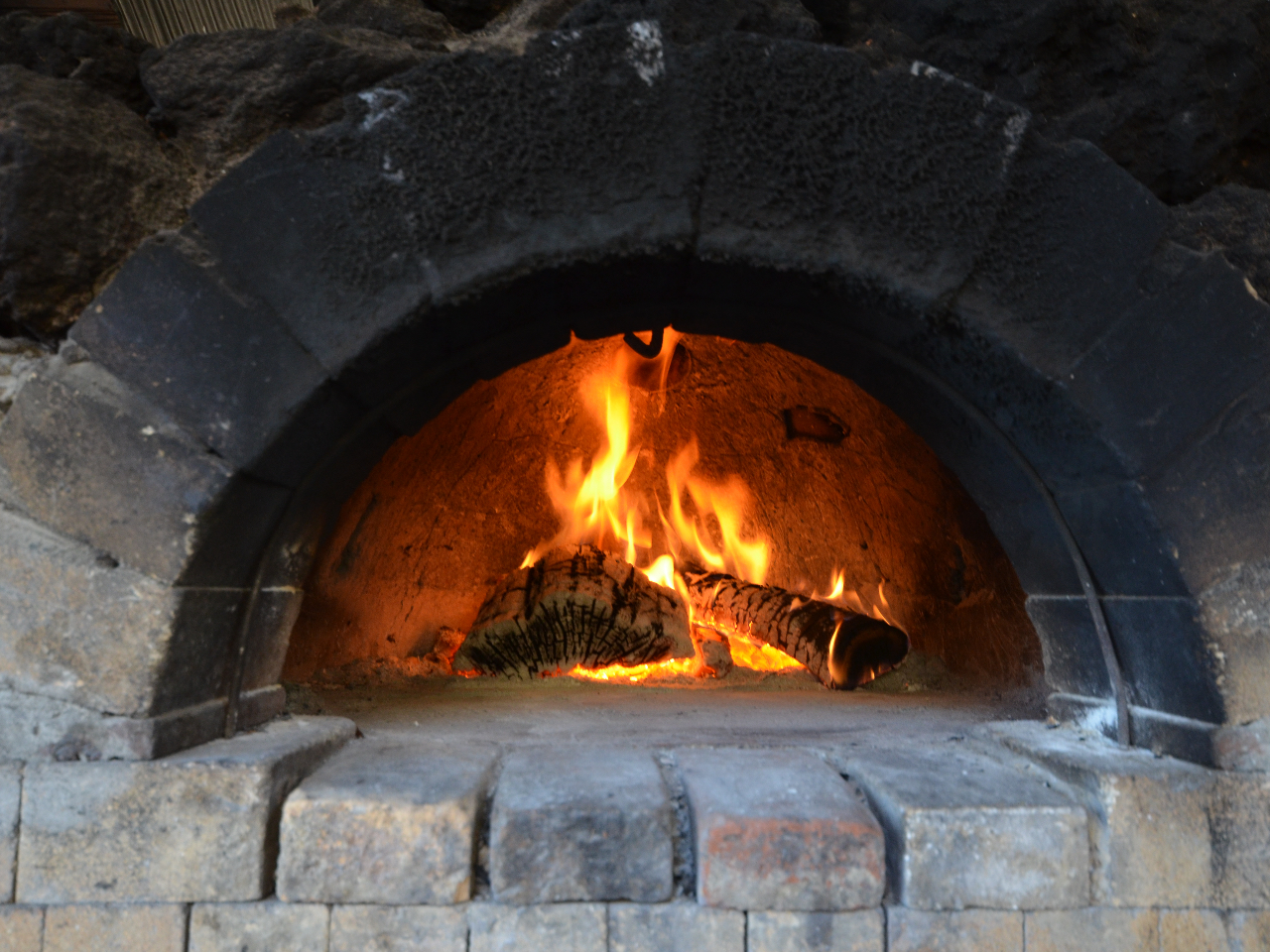 手作り石窯。ジオサイト伊豆の溶岩で作りました。