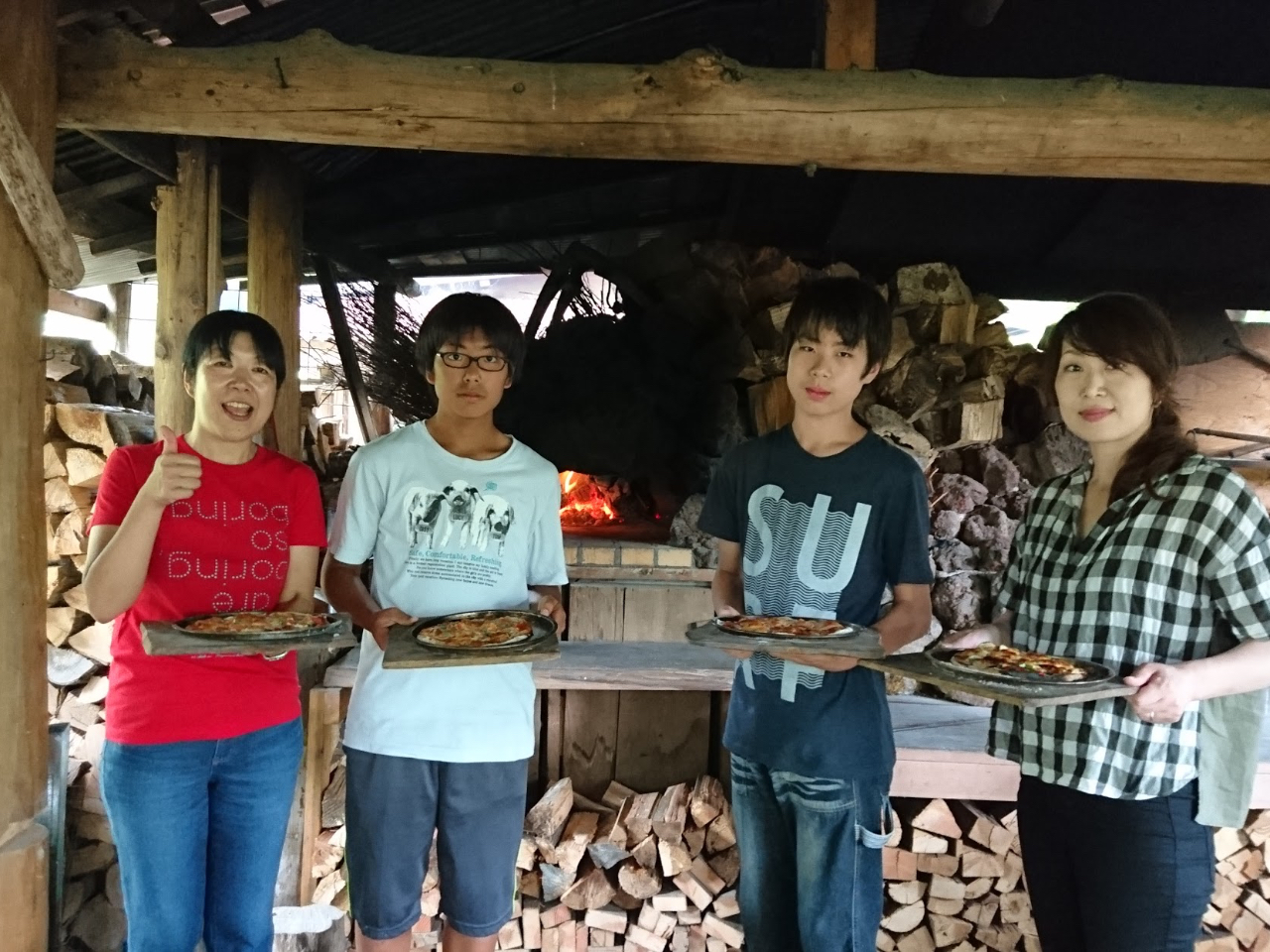 石窯は2基一度に6枚まで同時に焼けます。