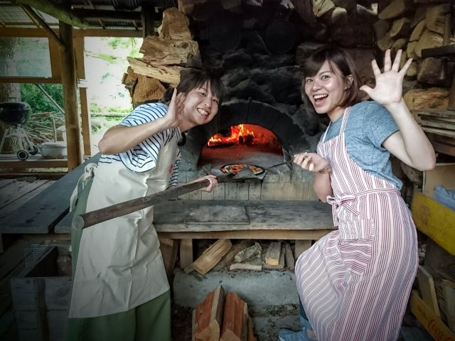 溶岩でできた石窯で豪快に焼きます。焼き時間は約3〜4分