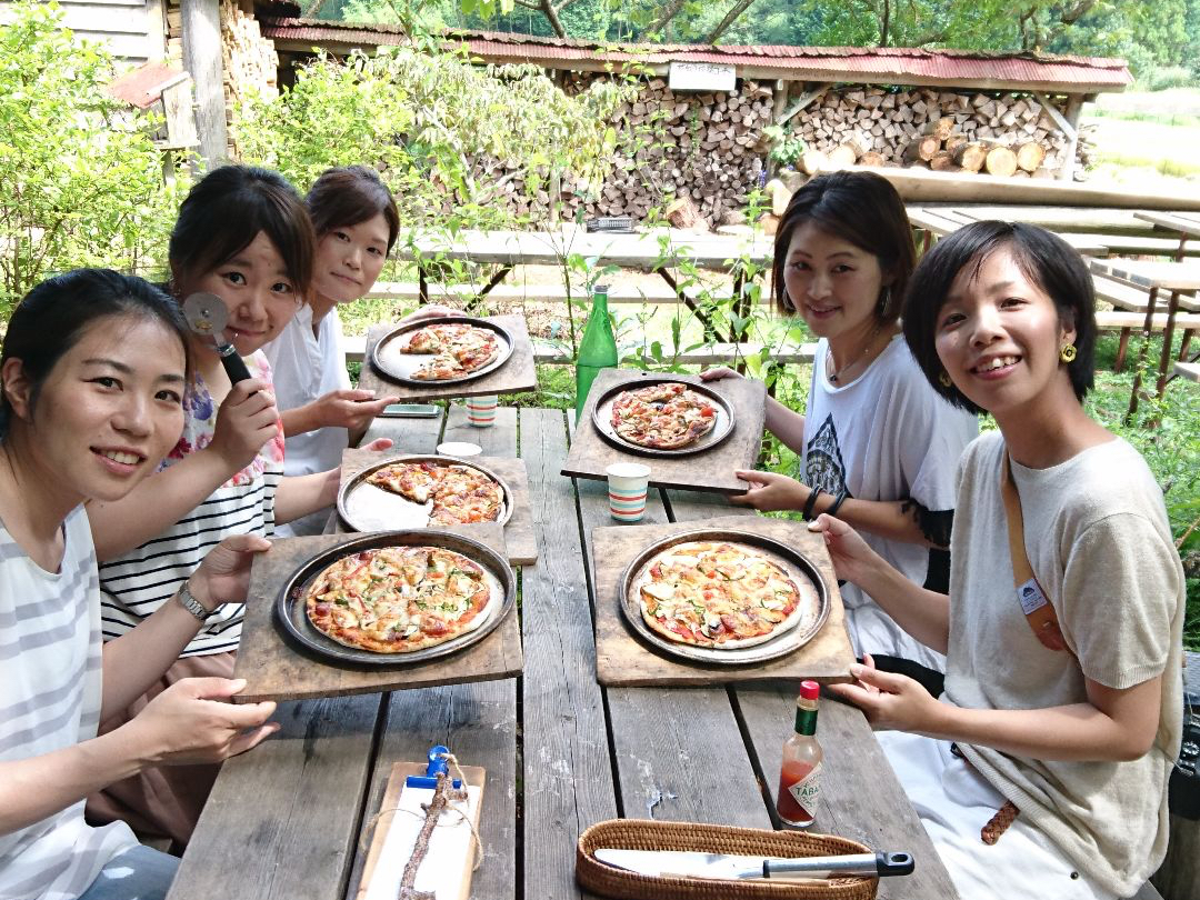 木漏れ日の中夏でも涼しく体験できます。