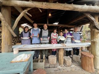 ご家族でワイワイ楽しく体験できます。まずは発酵済みの生地伸ばし。約30cmまで伸ばし専用の鉄板(ピザパン)ののせます。
