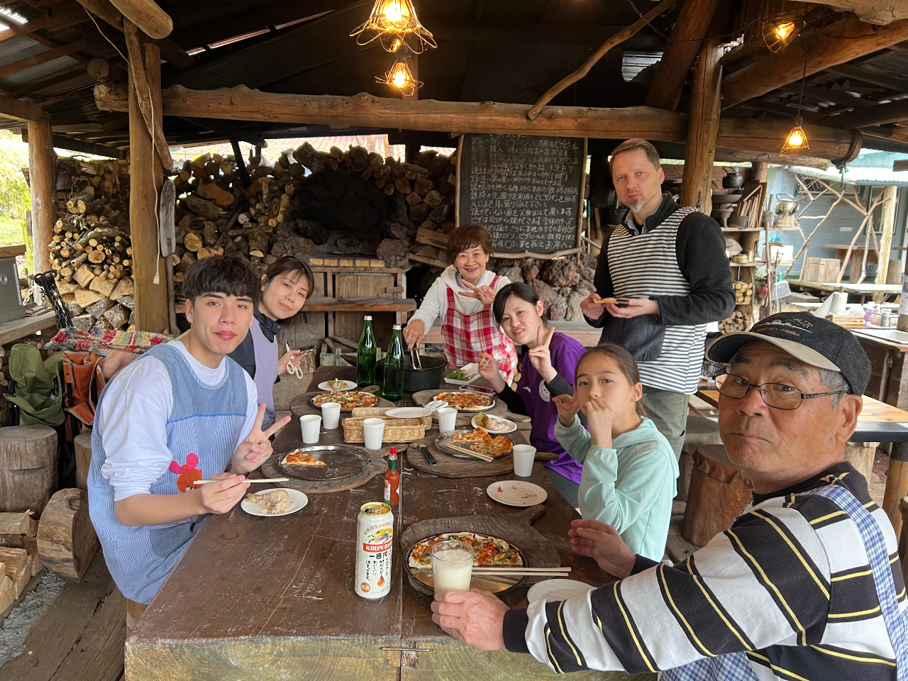 アツアツの焼きたてピザをワイルドにお召し上がり下さい。