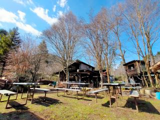 木々に囲まれた自然あふれるガーデンにて